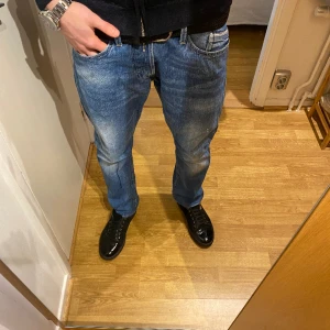 Replay Jeans - Tjena, säljer dessa riktigt feta replay jeans med skön tvätt. De är lite små på mig som är 186. För mer bilder är de bara att höra av dig.