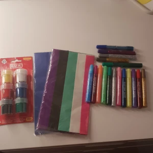 Pyssel - Färg, silkespapper och glitterlim/pyssellim, oandvändt i stort sätt kan köpa enskilda också👌🏻