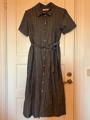 Vitrandig sommarklänning - Aldrig använd klänning i storlek 36. Gjord i 100% bomull. Passar perfekt i sommar eller till vardags. 💞