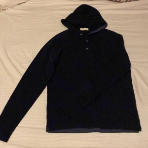 Luca Faloni hoodie - Tja! Säljer nu denna jätte fina 100% cachmere tröja från Luca Faloni! Den är helt ny och knappt använd. Köpt från Luca Faloni. Tröjan är i sthlk M. Nypris på tröjan är: 4000:- Mitt pris: 2099:- Hör av er vid minsta fråga! 