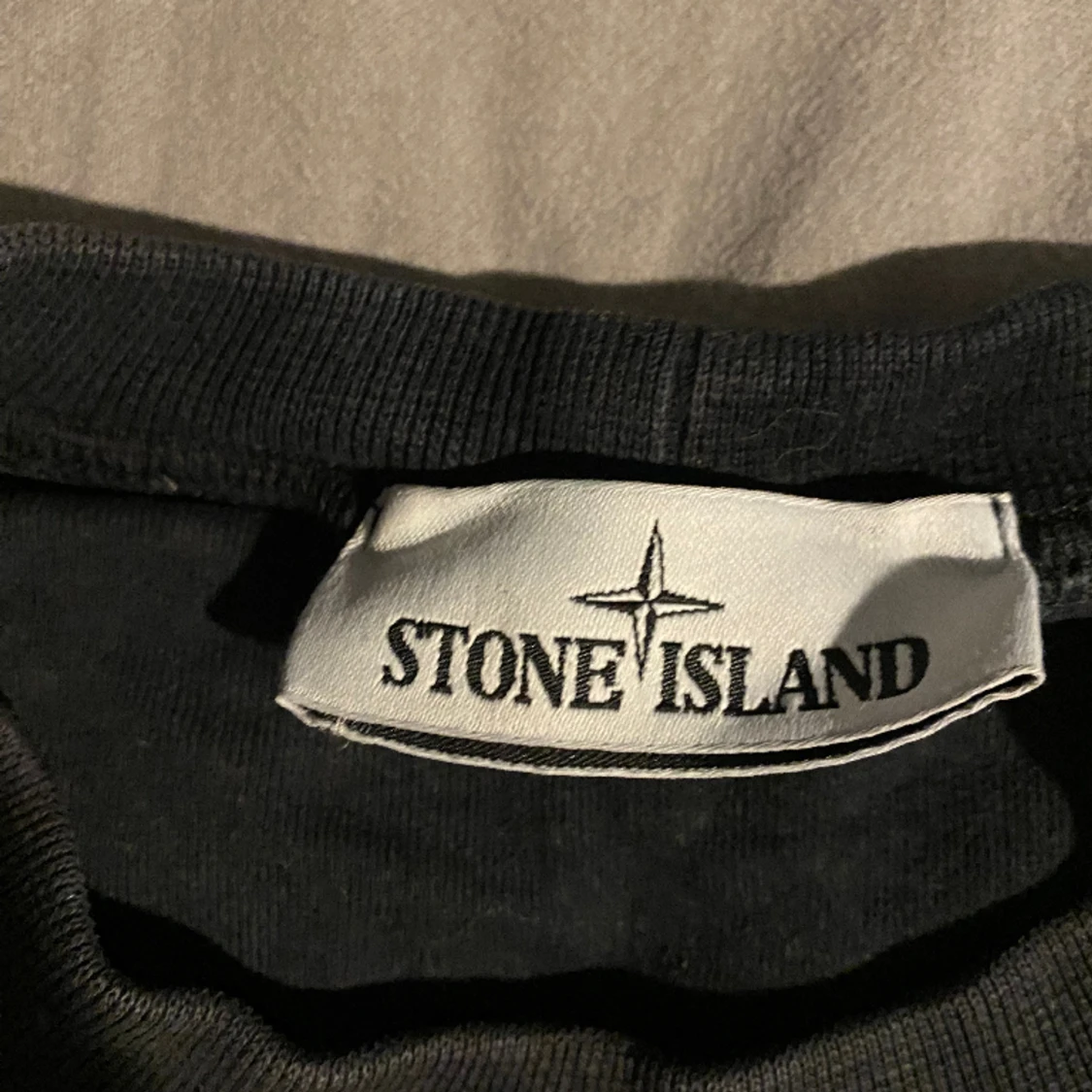 Stone island crewneck med tryck på bröstet  - 90