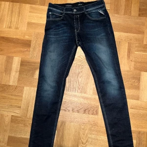 Replay Jeans - Säljer ett par nästan oanvända Replay jeans, i färgen mörkblå. Det är storlek 16y 166 cm. De är slim fit och passar till nästan allt. Hör av er vid frågor.
