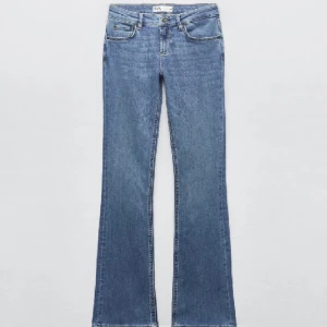 Low Waist Bootcut Jeans - Low waist bootcut jeans från zara köpta här på plick men var tyvärr för små. skriv för bilder eller frågor🩷
