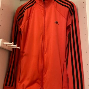 Adidas kofta  - Bra skick och väldigt tunn/skönt material, knappt använd och väger inte mycket 