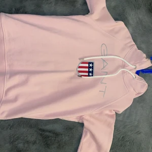 Gant hoodie ljus rosa - Super fin gant hoodie som inte kommer till användning. Köpt för 1200 för något år sen och använd kanske 4 gånger. Storlek xs men jsg tycker den är ganska stor för att vara xs mer s.