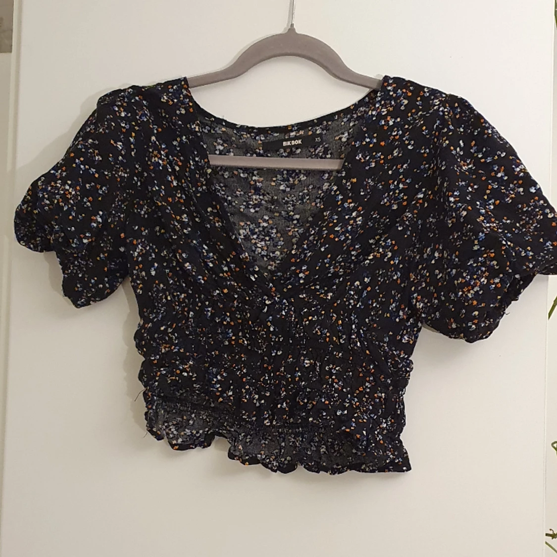 Crop top i mörkt blommönster