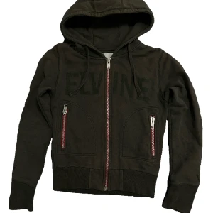 Jättesöt sip up tröja😍 - Jag säljer denna tröjan då den tyvärr inte kommer till användning. Tröjan är mossgrön med tjocka dragkedjor med rött tyg under. Tröjan är storlek S. Bara att skriva om du har fler frågor!💗