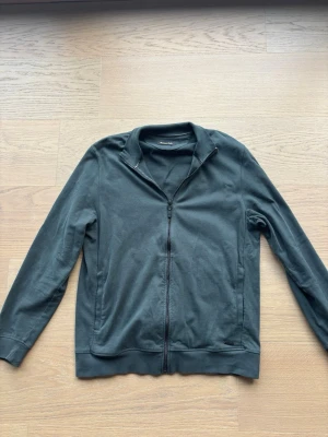 Massimo dutti tröja  - Säljer nu denna sjukt snygga Massimo Dutti tröjan | st M ~ 175–185cm | passar perfekt nu till kyligare dagar! Modellen produceras inte längre och är därav väldigt sällsynt. Kan även gå ner lite i pris vid snabb affär🍁🫶