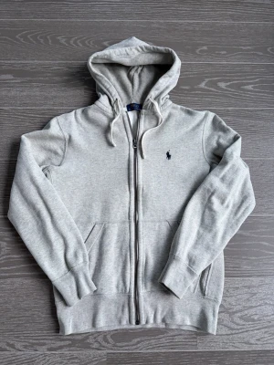 Polo Ralph Lauren zip - Helt ny! Säljs på grund av att jag beställde fel storlek. Helt oanvänd och är i toppskick. 100% äkta och det kan qr koden bevisa! Hör av er vid frågor eller ytterligare bilder. (Nypris runt 2000)