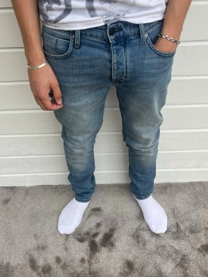 Neuw jeans ljusblå tvätt lou slim nyskick! - Tja! Säljer dessa nästintill nya Neuw jeans med riktigt snygg tvätt och bra kvalitet! Modellen på bilden är 183cm och väger 68kg. Passformen heter Lou/Slim och har storleken W30/L32. Rekommenderar dessa stort! Hör av dig vid frågor/funderingar. Mvh DC ♦️