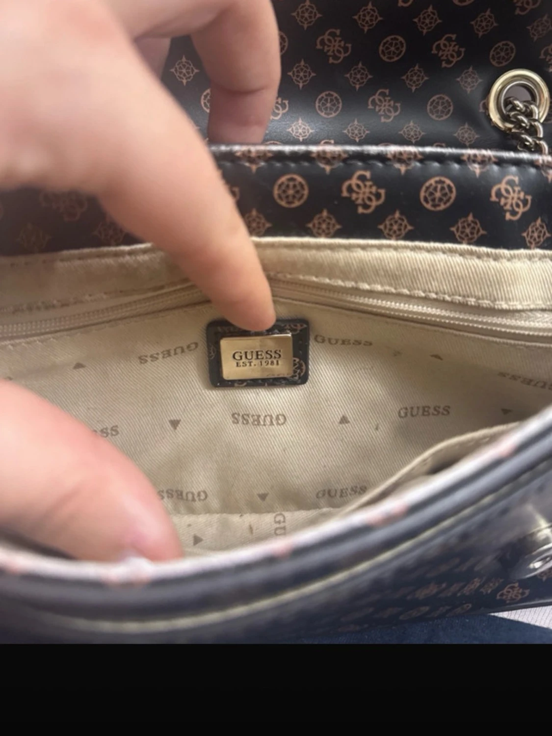Brun monogramväska från Guess - 3