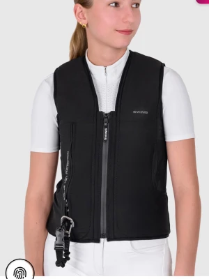 Swing p25 Air airbag väst  - Säljer en helt ny airbagväst från swing i storlek M då den inte passade mig. (Funkar för någon som vanligtvis har storlek S också). Nypris 4695kr på svensk ridsport