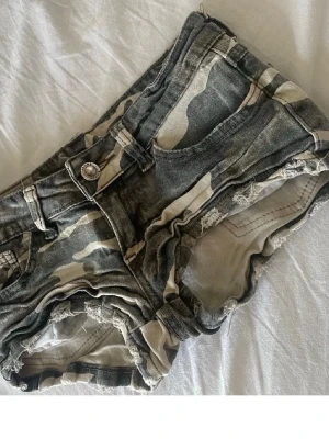 Camo shorts  - Säljer ett par jätte snygga shorts i storlek S!