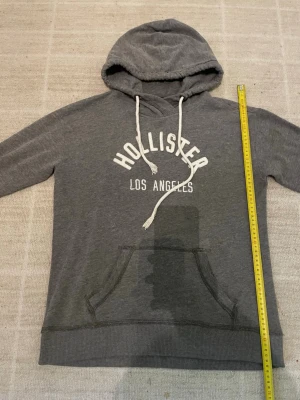 Hollister Hoodie - Otroligt snygg hollister hoodie, bra skick. Den är storlek M men skulle säga att den sitter mer som en S.