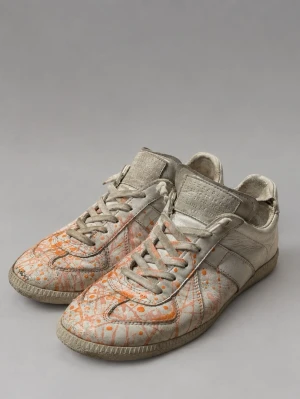 Maison margiela skor - Säljer ett par masipn margielas i Strlk 40 passar 41 de är i ganska bra skick men några slitningar som ni ser på bilderna. Passar till allt. Pris 1449 priser kan diskutera även öppen för byten.  Skönaste skorna jag haft. Bara skorna ingår😁👌 Hör av er vid frågor