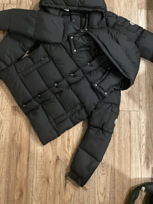 Moncler vezere - Tjena👋 Säljer min helt nya moncler vezere jacka perfekt för vintern. Jackan är Size 3 och har fungerande nfc scan och qrkod. Skriv om ni undrar nåt och priset kan diskuteras 