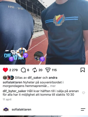 Djurgårn-Sofialäktaren - Snygg mörkblå t-shirt med Djurgårdens IF:s klubbmärke på bröstet och två ljusblå ränder. På baksidan står det '1891-2026' i guld. Perfekt för dig som vill visa ditt stöd på matchen eller i vardagen.