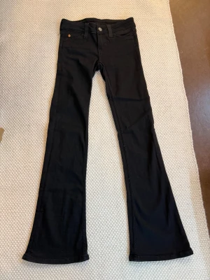 Cheap Monday BootyBei jeans 24/30 - Svarta Cheap Monday jeans i modellen BootyBei storlek 24/30. Aldrig använda