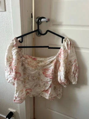 Blus  - Fin blommig blus från hm