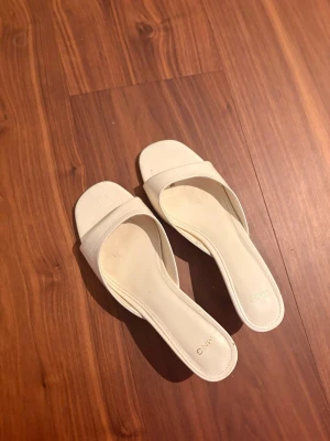 Vita slip-in pumps med låg klack - Vita låga klackar från Mango🥰🥰 Jättefina i så fint skick, går till allt❤️ Har klackar som jag använder mer så säljer av för att få plats med nytt🥰 