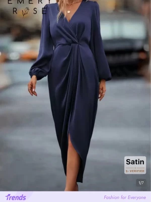 Svart omlottklänning i satin - Elegant marinblå långklänning i satin från SHEIN med omlott-design, v-ringning och långa puffärmar. Klänningen har en snygg slits framtill och markerad midja som ger en smickrande siluett. Perfekt för dig som vill sticka ut med stil.