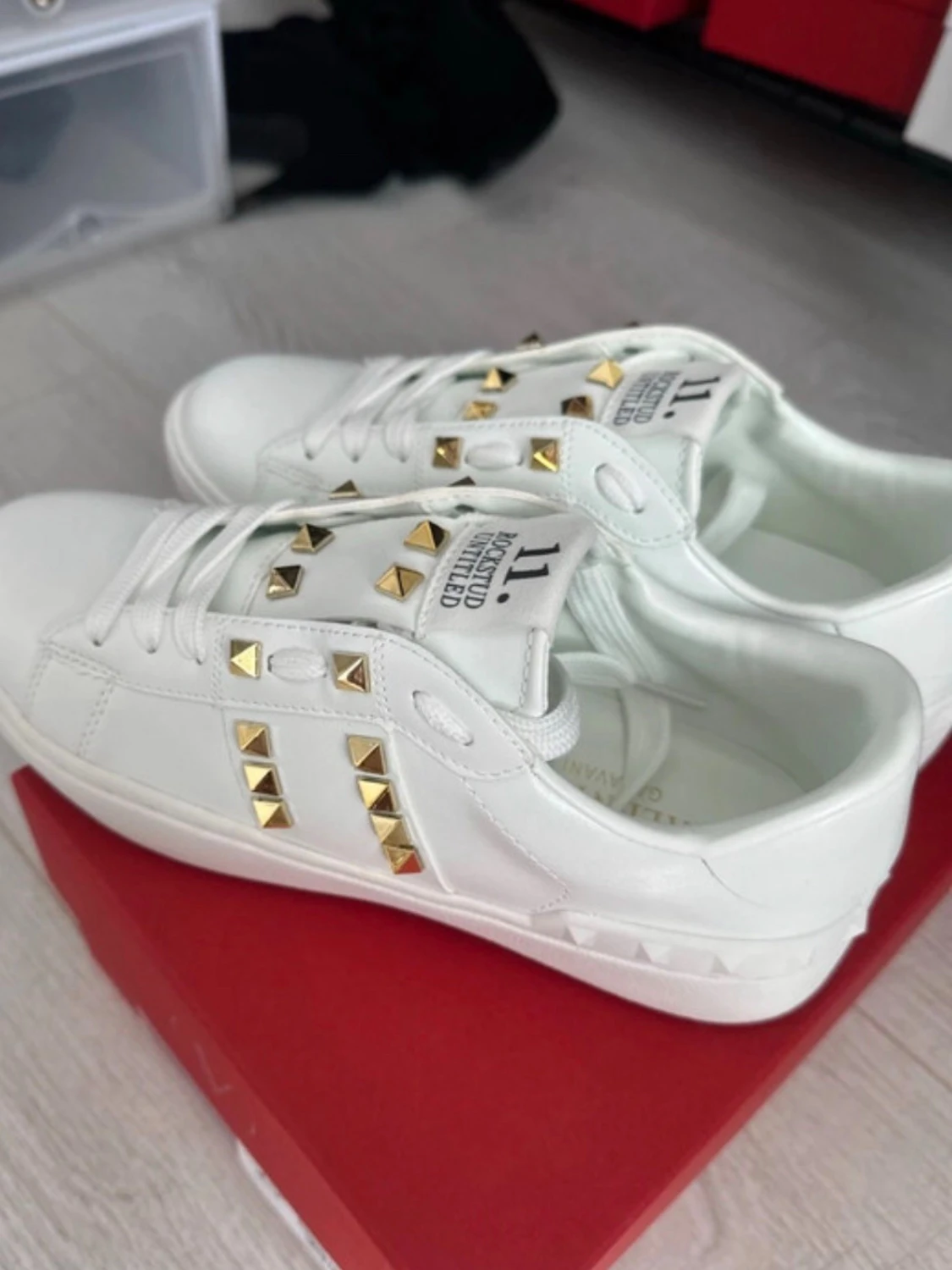 Vita sneakers med gulddetaljer - 1