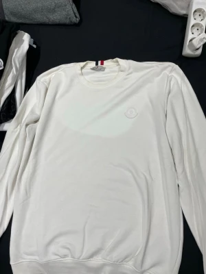 Vit sweatshirt  - Klassisk vit sweatshirt  med rund halsringning. Tröjan har långa ärmar och ribbade muddar vid ärmslut och nederkant. Perfekt för en clean och stilren look. BÅDA FÖR 500. EN ST 250!!!!!!