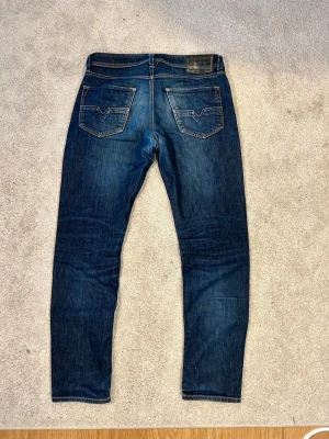 Vintage Archive Straight fit Diesel Larkee jeans - Hej 👋🏼   Jag säljer dessa sjukt snygga Diesel jeans med fades, dessa jeans har en regular/straight passform.  Jeansen är perfekta nu inför hösten och är enkla att styla!  Modellen är 165cm 54kg (både lite stora i midjan och långa)  Modell: Larkee Beex  Storlek: 31/32 Pris: 499kr Frakt: 48 timmar! Midja: 42cm Längd: 102cm Låröppning: 27cm Benöppning: 16cm  Är öppen till bud📸