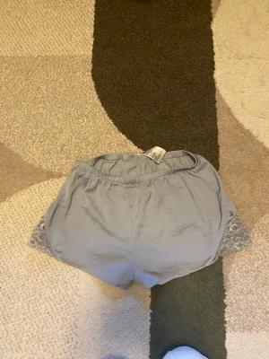 Söta ljusblåa pyjamasshorts - Super söta och sköna ljusblåa pyjamasshorts med elastisk midja!💗
