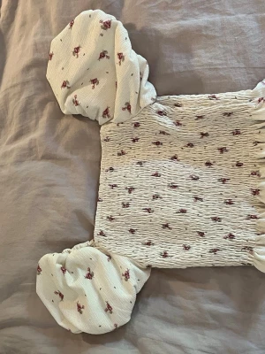 Blommig puff ärms topp - Blommig söt topp med puffärmar från hm. Lapar bortklippt med tror st xs.