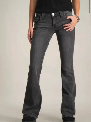 Jeans från True Religon - Mid rise bootcut jeans från True Religion! Storlek 24. Jag är 162 cm lång och la därför upp jeansen några cm hos skräddare. Se bild för exakta mått. Jeansen har inte används särskilt mycket och är därför i gott skick. Tveka inte att höra av dig vid eventuella frågor!