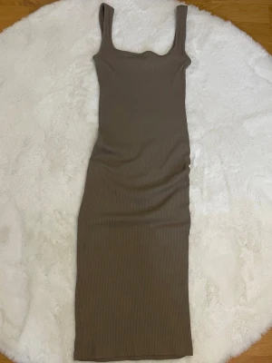 Beige ribbad klänning  - En ribbad beige/khaki klänning från Lager 157, storlek XS.