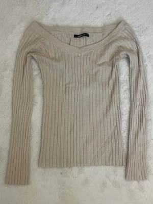 Beige tröja - En beige tröja från Gina Tricot, storlek XS.