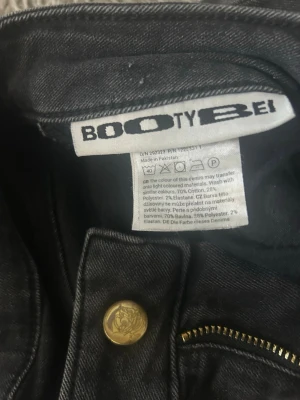 Bootcut svarta jeans från cheap monday - Bootcut jeans i svart denim från cheap monday/weekday. Jeansen har klassisk femficksdesign, gylf med dragkedja och knapp med logga. Som visat på bild 4 och 5 så är det lite hål/slitning i inre låren samt slitet längst ner på jeansen. Storlek W26 L32