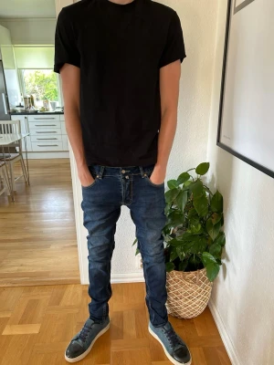 Mörkblå slim fit jeans herr Morris - |Säljer mina Morris jeans pågrund av att jag har för många|Pris kan diskuteras yterst lite|Dom är nästan helt nya därför säljer jag dom för 600kr|