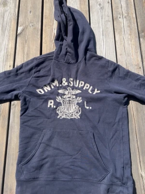 Denim and supply hoodie - Tja säljer en riktigt fet denim and supply hoodie från märket ralph lauren. Skicket är helt ok dock finns det ett litet hål på magen men verkligen inget som mar märker av.