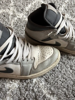 Gråa och svarta sneakers med hög sula - Snygga jordan 1s vid köp kan tvättas! 