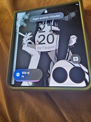 Samsung z flip 7 - Säljer en vikbar mobiltelefon med stor skärm och två stora kameror på framsidan. Telefonen har en grön ram och ser modern ut med vikbar design. Perfekt för dig som vill ha något unikt och smidigt att bära med sig. Endast testad i 2 veckor, helt ny skick inga repor eller liknande! Kommer med 2st skal, org kartong och laddningssladd.