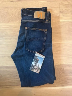 Oanvända - Nudie Jeans Lean Dean - Aldrig använda mörkblå Nudie Jeans i modellen Lean Dean och storleken W29 L30. Klassisk snygg tvätt och smal passform. 