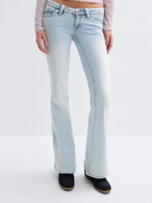 Ljusblå jeans low Waist - Säljer ett par ljusblå bootcut jeans med låg midja och klassiska fem fickor. Jeansen har en lätt tvättad look och är tillverkade i denim med stretch för extra komfort. Perfekta för en avslappnad och trendig stil.