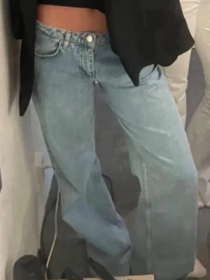 Ljusblåa raka jeans med låg midja från Nakd - Säljer ett par ljusblå jeans med rak passform och låg midja från Nakd. Nästan aldrig använda och säljer då dom var för korta på mig som är 178cm lång. Nypris 699kr.