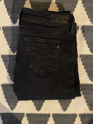 Svarta jeans från Replay - Säljer ett par svarta skinny jeans från Replay med klassisk femficksdesign och diskret logga på bakfickan. Jeansen är tillverkade i stretchigt material för extra komfort. Perfekta för en clean och stilren look. ❗️PRIS KAN DISKUTERAS❗️