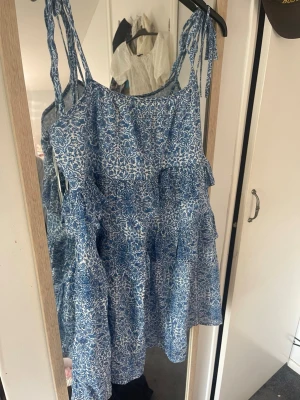 Blå söt klänning - Blå blommig klänning från Gina