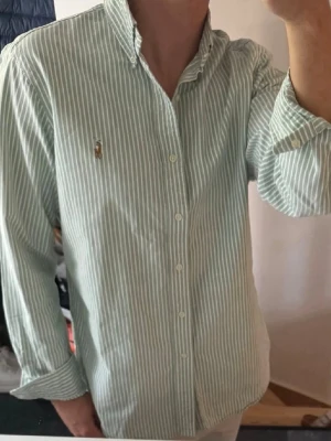 Polo Ralph lauren skjorta - Snygg grön och vit randig raffe skjorta med klassisk button-down krage och långa ärmar. Storleken är L classic fit