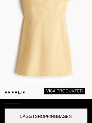 Ljusgul kort klänning - En stilren ljusgul kort klänning med enkel, rak passform och ärmlös design. Klänningen har en mjuk struktur och passar perfekt för varma dagar. Tillverkad i ett lätt material som ger en bekväm känsla.