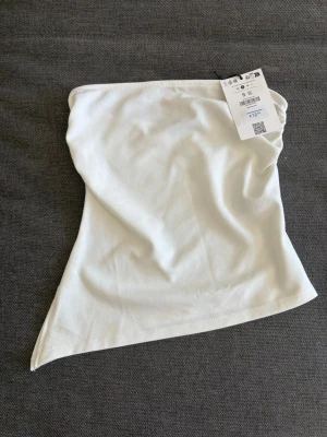 Tubtopp från bershka - Vit tubtopp från bershka i strl s. Aldrig använd, köpt förra sommaren och lappen är kvar🥰