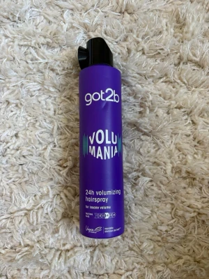 got2b Volumania hårspray - Lila hårspray från got2b, Volumania 24h volumizing hairspray. Ger extrem volym och stadga till håret. Vegansk formula och passar perfekt för dig som vill ha extra volym. Har använt 2 gånger bara, finns väldigt mycket produkt kvar. 