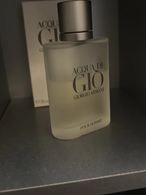 Acqua di Giò Pour Homme parfym - Fräsch parfym från Giorgio Armani, Acqua di Giò Pour Homme. Flaskan är matt och frostad i glas med silverfärgad kork och tydlig logga på framsidan. Doften är klassisk och maskulin, perfekt för dig som gillar eleganta och fräscha toner.