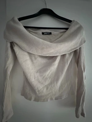 Beige ribbad off shoulder-tröja  - En beige ribbad off shoulder-tröja från Gina Tricot. Säljer då den inte kommer till användning.