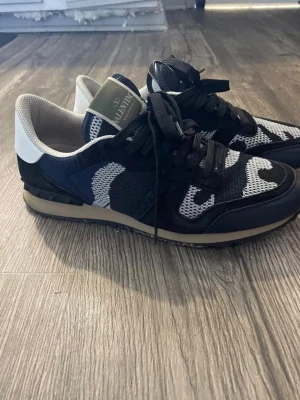 Valentino rockrunners 42 - Säljer ett par valentino rockrunners i storlek 42. Väldigt eftertraktad färg och dem perfekta skorna inför höst vinter och vår. Skick 8,5/10. Självklart äkta dock ingen box. Skriv vid eventuella frågor. 7900kr mitt pris 1599kr